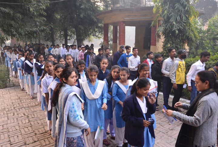 विद्यार्थ्यांचे हित लक्षात घेत  पालक, विद्यार्थ्यांच्या मागणीचा विचार करून दहा मिनिटे परीक्षेच्या निर्धारित वेळेनंतर दिली जाणार आहेत.Photo Credit  - PTI