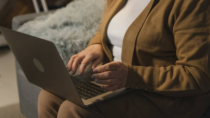 laptop on your lap : अनेक तास लॅपटॉप हातात घेऊन काम करणाऱ्या लोकांनी काळजी घ्यायला हवी. लॅपटॉप जास्त वेळ मांडीवर ठेवल्याने त्वचेची गंभीर समस्या होऊ शकते.