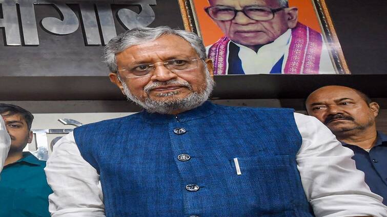 BJP leader Sushil Kumar Modi attacked RJD Tejashwi Yadav Lalu Yadav and Congress regarding Karpuri Thakur Karpuri Thakur: कर्पूरी के नाम पर बिहार की सियासत गरमाई, सुशील मोदी ने 'परिवारवाद' के मुद्दे पर RJD और कांग्रेस को खूब कोसा