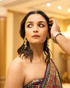Alia Bhatt Photo: સાઉદી અરેબિયામાં સાડી પહેરી આલિયા ભટ્ટે લૂંટી મહેફીલ, તસવીરો થઈ વાયરલ
