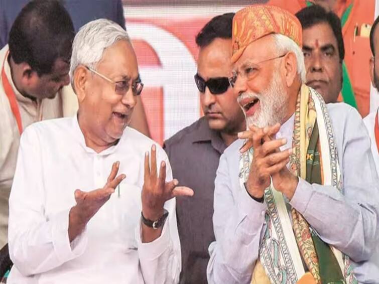 Nitish Kumar praises Centre for Bharat Ratna award for ex Bihar CM Karpoori Thakur RJD says done to get votes பிரம்மாஸ்திரத்தை எடுத்த பாஜக! சிக்னல் கொடுக்கும் நிதிஷ் குமார்! கதை ஓவர் ஓவர்!