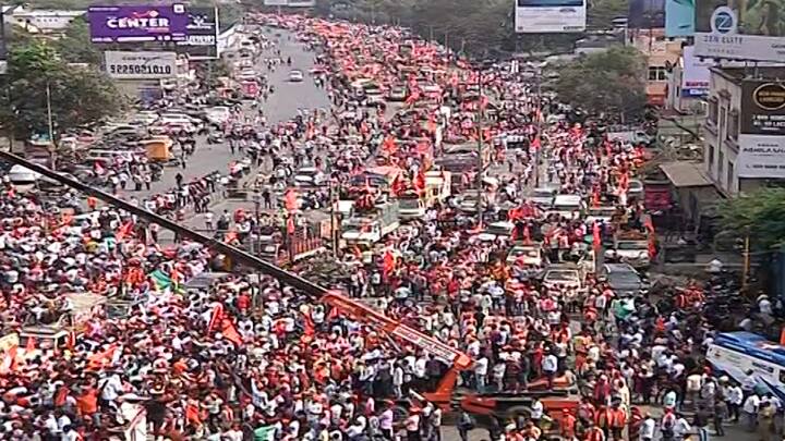 सरकारचा तीन कलमी प्रस्ताव मनोज जरांगे पाटलांनी फेटाळला आहे. छत्रपती संभाजीनगरचे विभागीय आयुक्त मधुकरराजे आर्दड आणि जिल्हाधिकारी आस्तिककुमार पांडेय यांनी जरांगे यांची भेट घेतली.  (Photo Credit : Pune Reporter)