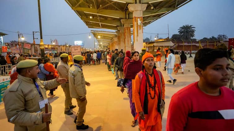 Ayodhya Ram Mandir Darshan Duty of personnel posted in Ayodhya increased now police from other districts will remain till January 25 Ayodhya Ram Mandir: रामपथ पर भक्तों का सैलाब, सरकार ने पुलिसकर्मियों पर लिया बड़ा फैसला, बढ़ाई तैनाती की तारीख