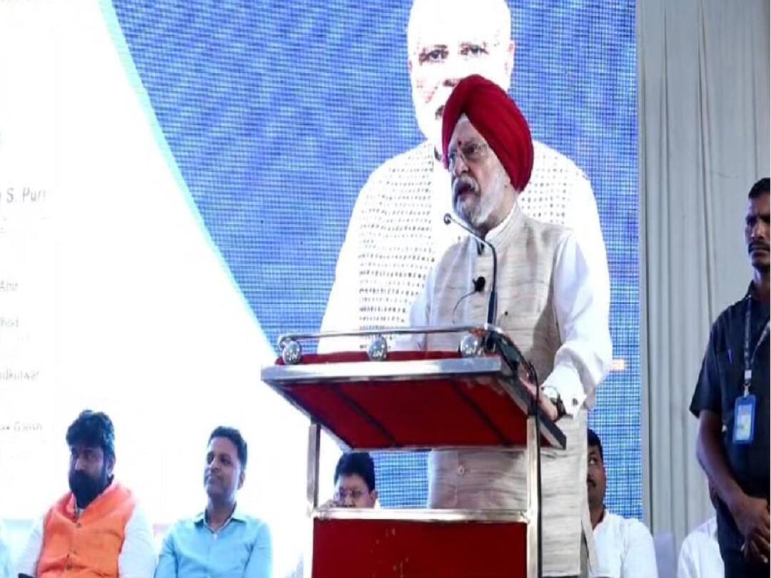 number of LPG gas connections now stands at 32 crores says marathi news LPG गॅस कनेक्शनची संख्या वाढली, 2014 मध्ये 14 कोटी कनेक्शनची संख्या आता किती? 