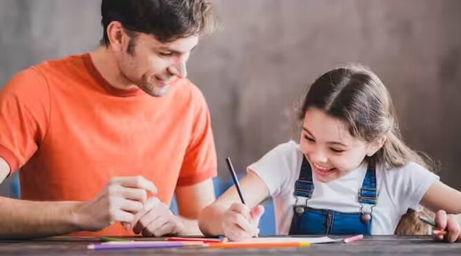 બાળકની રુચિ પ્રમાણે ભણાવો: બાળકોને જે વસ્તુઓ ગમે છે અને જેમાં રસ છે તે ઝડપથી શીખે છે. ઉદાહરણ તરીકે, જો કોઈ બાળકને વાર્તાઓ વાંચવાનું પસંદ હોય તો તેને વાર્તાઓ દ્વારા શીખવો. તેનાથી તે ઝડપથી શીખી જશે અને યાદ પણ રાખી શકશે. બાળકો માટે આ એક સારી રીત છે.