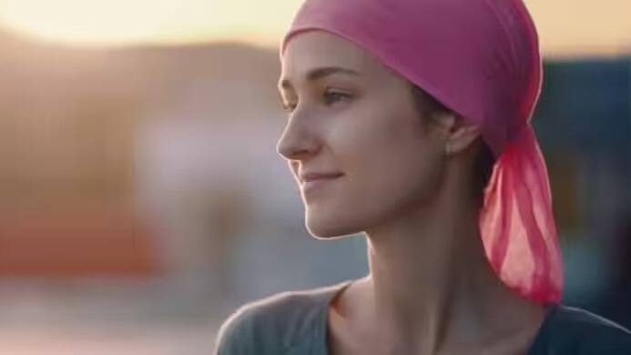 સ્વાસ્થ્ય નિષ્ણાતોના મતે રોજિંદા જીવનમાં આપણે જે ખાઈએ છીએ તેની સીધી અસર આપણા સ્વાસ્થ્ય પર પડે છે. આજે આ આર્ટીકલ દ્વારા અમે તમને જણાવીશું કે કઈ કઈ વસ્તુઓ ખાવા-પીવાથી કેન્સર જેવી બીમારીઓ થવાનું જોખમ વધી જાય છે. કેન્સર એટલો જીવલેણ રોગ છે કે તેના શરૂઆતના લક્ષણો ખૂબ જ સામાન્ય છે પરંતુ થોડા સમય પછી તે ગંભીર બની જાય છે.