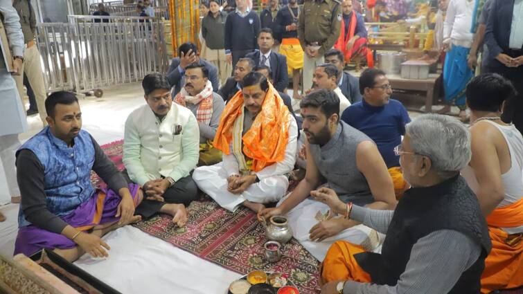 MP CM Mohan Yadav visit lord Mahakal Darbar temple took blessings of the saints ANN CM मोहन यादव ने उज्जैन की मंदिरों का किया दौरा, भगवान महाकाल के दरबार में लिया आशीर्वाद