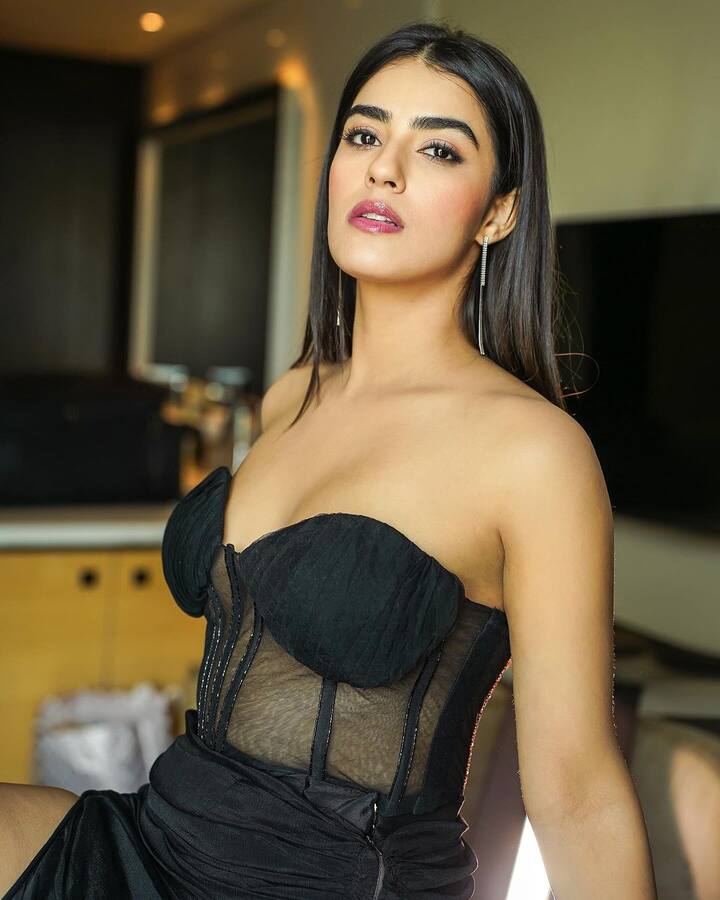 కావ్యా థాపర్ లేటెస్ట్ గ్లామర్ ఫోటోలు (Image Courtesy: kavyathapar20/instagram)