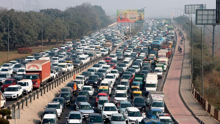 Gurugram Traffic police three zonal officers suspended due to Traffic jam on Delhi Gurugram Expressway  Delhi Traffic Jam: दिल्ली-गुरुग्राम एक्सप्रेसवे पर भीषण जाम, यातायात पुलिस के तीन जोनल अधिकारी सस्पेंड 