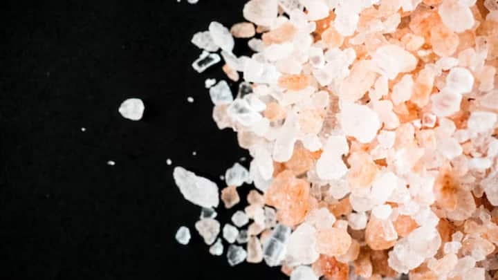 গাঢ় ঘুম: শরীরে সোডিয়াম পর্যাপ্ত পরিমাণে না থাকলে ঘুম ঠিকমতো হয় না। সৈন্ধব লবণ এই লেভেল ঠিক রাখে‌। এর ফলে গাঢ় ঘুম হয়। (ছবি সৌজন্য - ফ্রিপিক)