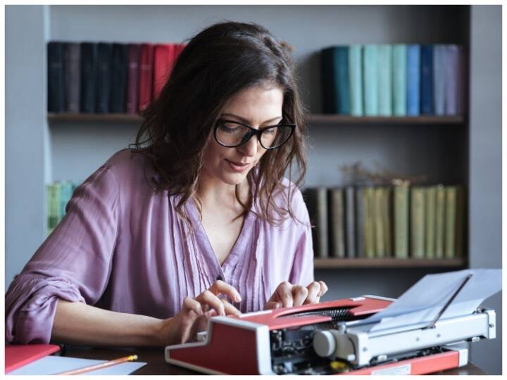 आवेदन करने के लिए जरूरी है कि कैंडिडेट ने किसी मान्यता प्राप्त यूनिवर्सिटी से ग्रेजुएशन किया हो. इसी के साथ उसके पास एलिमेंट्री एजुकेशन में कम से कम दो साल का डिप्लोमा (एनसीटीई द्वारा मान्यता प्राप्त) होना चाहिए.