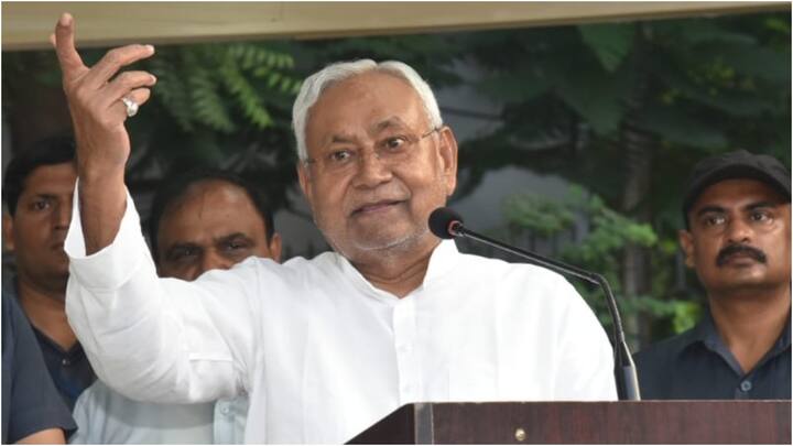 जेडीयू अध्यक्ष ने कहा, ''खुशी की बात है जननायक कर्पूरी ठाकुर को भारत रत्न दिया गया. 2007 से 2023 तक हर साल केंद्र कि कांग्रेस की सरकार और अभी की सरकार को आग्रह किया गया था. प्रधानमंत्री को धन्यवाद और बधाई.''