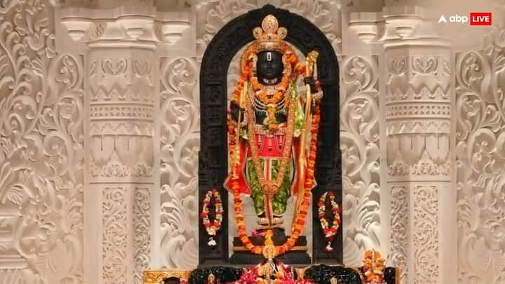 अयोध्या धाम से राम लला की तीसरे दिन यानी 24 जनवरी 2024 की तस्वीर सामने आई है जिसमें श्रीराम हरे रंग की धोती, दुप्ट्टा धारण किए हुए हैं. ये तस्वीर श्रीराम जन्मभूमि तीर्थ क्षेत्र ट्रस्ट ने जारी की है.