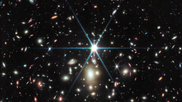 हम जिस तारे की बात कर रहे हैं वो है Earendel. ये तारा अब तक खोजे गए सभी तारों में सबसे दूर स्थित है. इसे नासा की जेम्स वेब स्पेस टेलिस्कोप ने खोजा है. वैज्ञानिकों का कहना है कि इससे स्पेस के बारे में कई अहम जानकारियां हासिल होंगी.