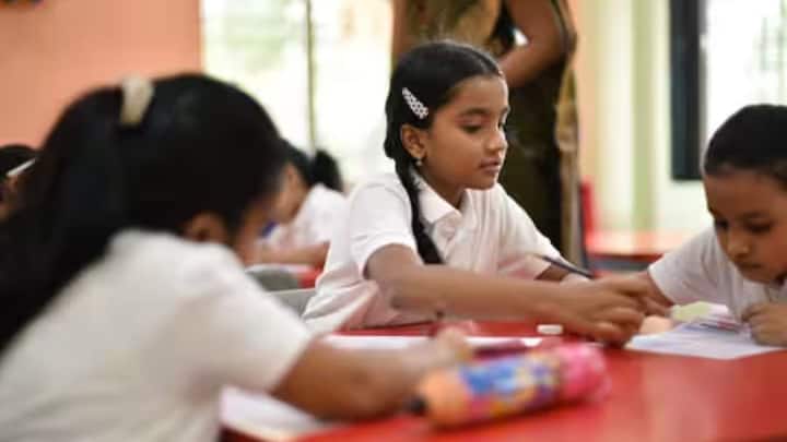 School time pre primary and primary schools after nine in the morning School bus owners oppose decision to open maharashtra marathi news update Maharashtra School : प्राथमिक शाळा नऊ वाजेनंतर भरवण्याच्या निर्णयाला स्कूलबस मालकांचा विरोध