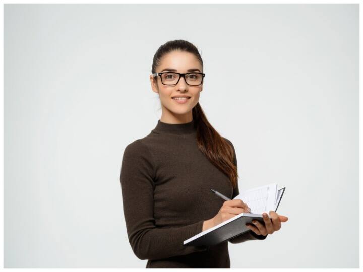 ये भर्तियां एजुकेशन डिपार्टमेंट, चंडीगढ़ के लिए हैं और इसके तहत कुल 396 पदों पर टीचर्स का चयन होगा. ये पद जूनियर बेसिक टीचर के हैं.