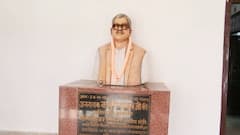 PHOTOS: भारत रत्न की घोषणा के बाद कर्पूरी ठाकुर के यहां जुटा परिवार, एक-दूसरे को खिलाने लगे मिठाई