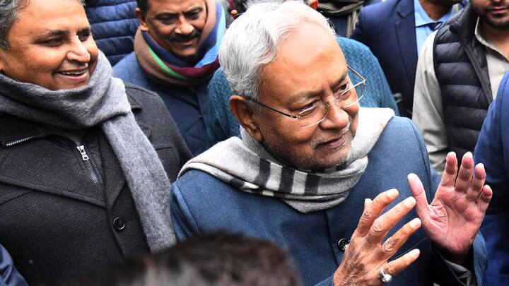 इसको लेकर एबीपी के ल‍िए सीवोटर के त्‍वर‍ित ओप‍िन‍ियन पोल सर्वे किया गया, जिसमें जानने की कोशिश की गई कि जनता की राय क्या है? 44 फीसदी लोगों का कहना है क‍ि कर्पूरी ठाकुर को भारत रत्न देकर बीजेपी ने विपक्ष से जातीय राजनीति का मुद्दा छीन लिया है. जबक‍ि 22 फीसदी लोगों को इस बारे में कुछ पता नहीं है.