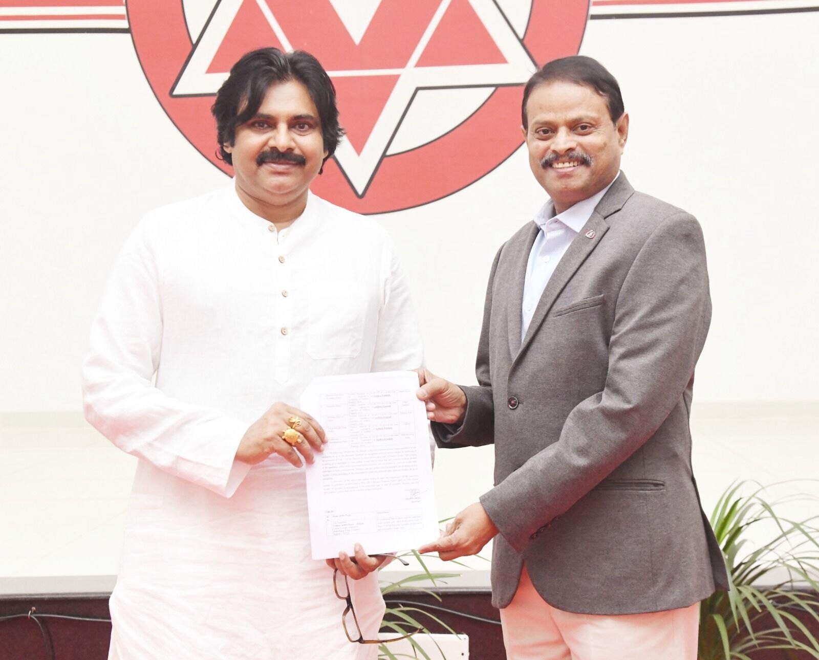 Janasena Glass Symbol: జనసేనకు గాజు గ్లాసు గుర్తును ఖరారు చేసిన కేంద్ర ఎన్నికల సంఘం