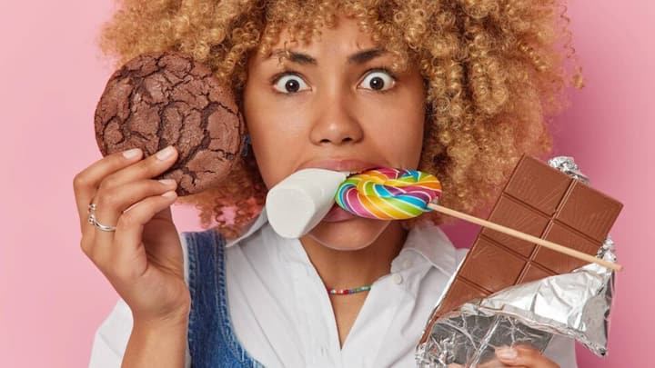 पीरियड्स में चॉकलेट खाने से उन्हें काफी हद तक दर्द से राहत मिलती है. चॉकलेट उन फूड आइटम्स में से एक है, जिसे महिलाएं पीरियड्स के दौरान खाना सबसे ज्यादा पसदं करती हैं.