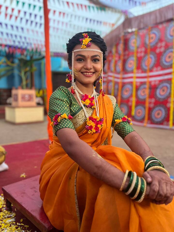 मुलीचं लग्न तर आईचाही थाट तितकाच असतो, मोत्याची नथ आणि गळ्यात सोन्याचा हार आणि हातात हिरवा चुडा घालून उमा निशीच्या लग्नकार्यासाठी तयार झाली आहे.(Photo Credit : instagram/dakshata_joil)
