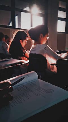 Maharashtra Board Exam :  बोर्डाच्या परीक्षेत विद्यार्थ्यांना मिळणार 10 मिनिटांचा जास्त वेळ!