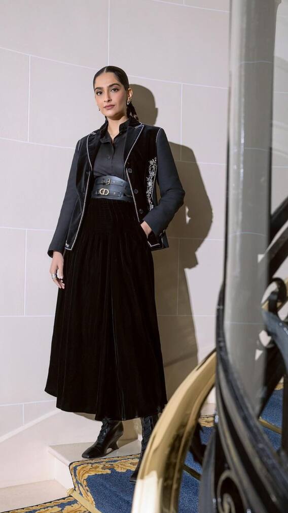 'सोनम' चा ब्लॅक अ‍ॅण्ड ब्यूटिफुल लूक!