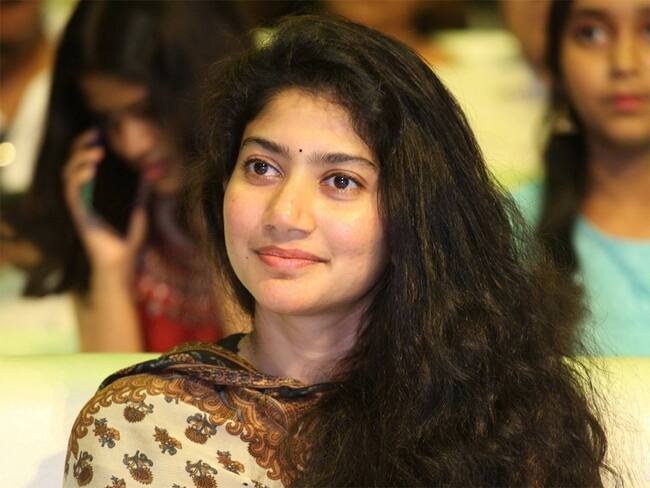 தற்போது சாய் பல்லவி சிவகார்த்திகேயன் ஜோடியாக SK21 திரைப்படத்தில் நடித்து வருகிறார்.