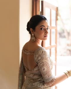 Priyanka Arul Mohan: చీరలో ప్రియాంక అందాలు - ఫిదా చేస్తున్న పవన్ కళ్యాణ్ 'ఓజీ' బ్యూటీ