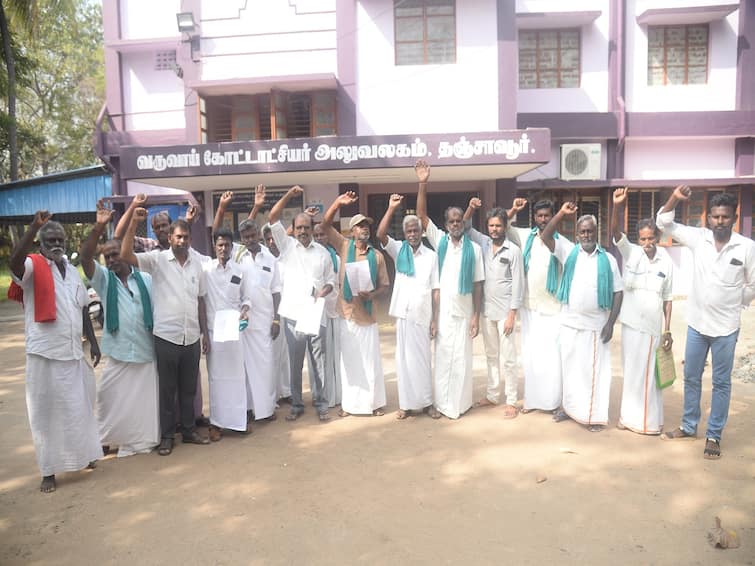 Thanjavur news Provide crop insurance Farmers who came to participate in grievance redressal meeting protest - TNN பயிர் காப்பீட்டுத் தொகை வழங்குங்கள்... குறைதீர் கூட்டத்தில் பங்கேற்க வந்த விவசாயிகள் ஆர்ப்பாட்டம்