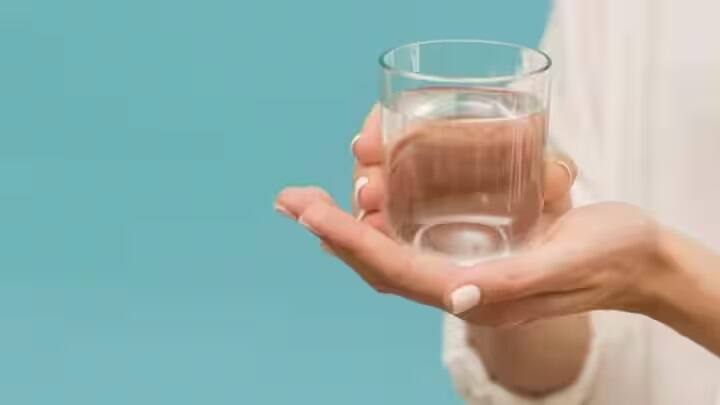 તમારા ચહેરા પરની ચમક બતાવશે કે તમારા શરીરમાં પાણીની કમી નથી. જ્યારે શરીર અંદરથી ડિટોક્સ થઈ જાય છે, ત્યારે ત્વચા અંદરથી સ્પષ્ટ દેખાવા લાગે છે. તેની ચમક તમારા ચહેરા પર સ્પષ્ટ દેખાય છે. વધુ પાણી પીવાથી ત્વચામાં રક્ત પરિભ્રમણ વધે છે. જેના કારણે ચહેરાની ચમક વધે છે.