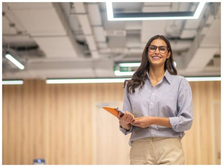 सेलेक्शन लिखित परीक्षा के माध्यम से होगा. परीक्षा ऑब्जेक्टिव टाइप होगी. आवेदन करने के लिए कैंडिडेट्स को 1000 रुपये शुल्क देना होगा. अन्य जानकारी ऊपर दी वेबसाइट से ले लें.