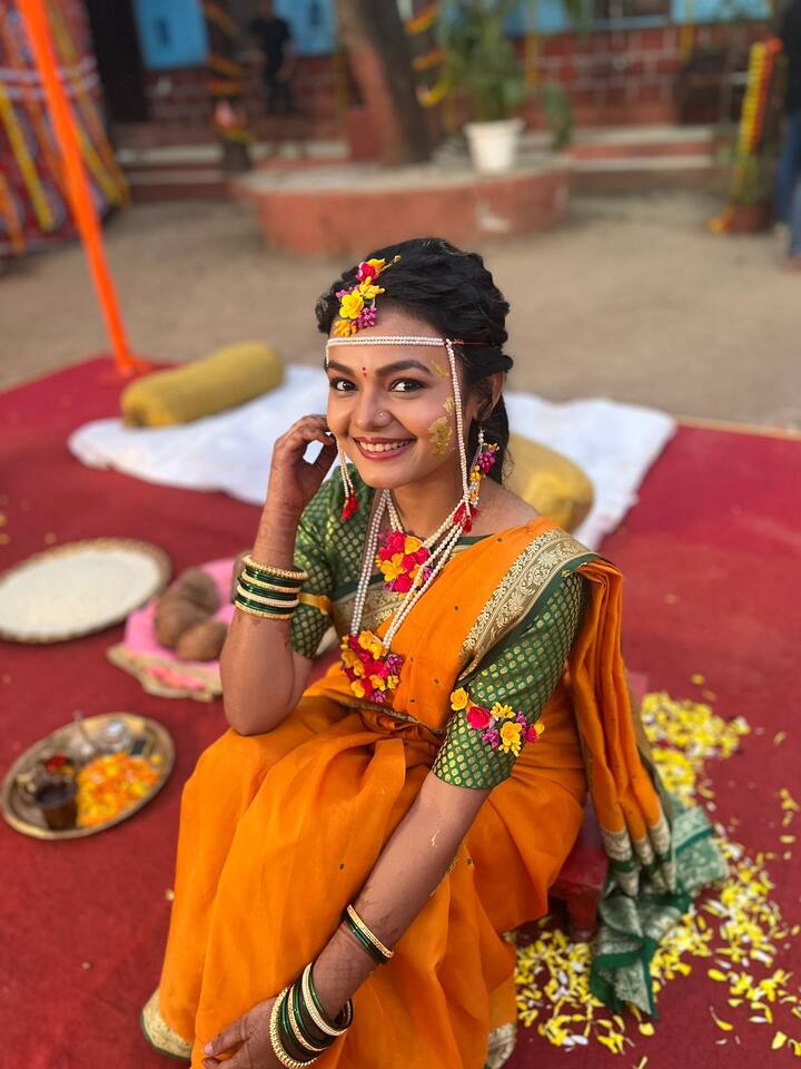 मराठी मुलीचं लग्न आणि माहेरची पिवळी साडी ठरलेलीच आहे, पण त्यात आम्ही गुलाबी रंगाचे काठ देऊन त्याला एक वेगळा लुक दिला आहे. मेक-अप आणि केस आम्ही एकदम साधे पण सुंदर केले आहे. (Photo Credit : instagram/dakshata_joil)