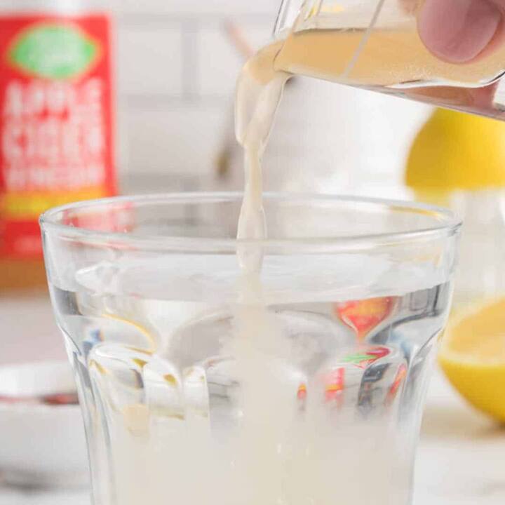 ਸਿਰਕੇ ਵਿੱਚ ਅਜਿਹੇ ਤੱਤ ਹੁੰਦੇ ਹਨ ਜੋ ਪਾਚਨ ਦੇ ਨਾਲ-ਨਾਲ ਭੋਜਨ ਦੇ ਮੈਟਾਬੋਲਿਜ਼ਮ ਅਤੇ ਊਰਜਾ ਉਤਪਾਦਨ ਲਈ ਜ਼ਰੂਰੀ ਹੁੰਦੀਆਂ ਹਨ। ਸਿਰਕਾ ਪੇਟ ਦੇ ਐਸਿਡ ਨੂੰ ਸੰਤੁਲਿਤ ਕਰਦਾ ਹੈ ਅਤੇ ਸਾਰੇ ਪਾਚਨ ਰੋਗਾਂ ਤੋਂ ਰਾਹਤ ਦਿਵਾਉਂਦਾ ਹੈ।