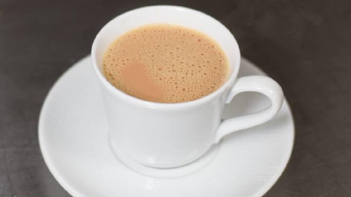 Masala tea : भारतीयांचे हे सर्वात आवडते पेय अनेक मसाले मिसळून तयार केले जाते. ज्यांना आयुर्वेद आणि निसर्गोपचारात आरोग्यदायी मानले जाते.