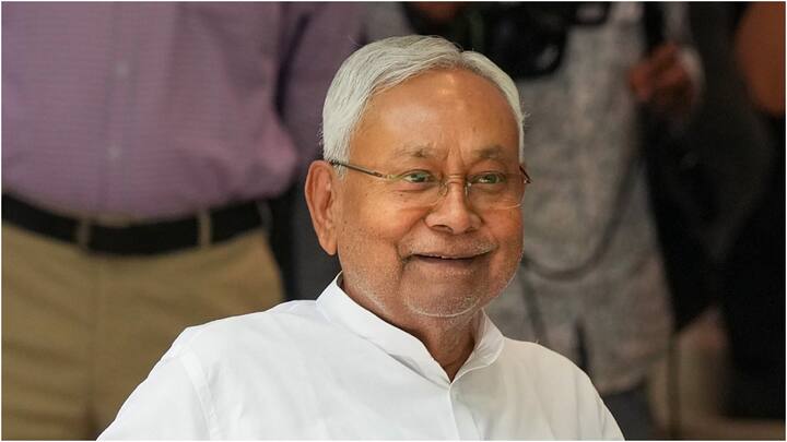 नीतीश कुमार ने कहा, ''पूर्व मुख्यमंत्री और महान समाजवादी नेता स्व. कर्पूरी ठाकुर जी को देश का सर्वोच्च सम्मान भारत रत्न दिया जाना हार्दिक प्रसन्नता का विषय है. केंद्र सरकार का यह अच्छा निर्णय है. स्व. कर्पूरी ठाकुर जी को उनकी 100वीं जयंती पर दिया जाने वाला यह सर्वोच्च सम्मान दलितों, वंचितों और उपेक्षित तबकों के बीच सकारात्मक भाव पैदा करेगा. हम हमेशा से ही स्व. कर्पूरी ठाकुर जी को भारत रत्न देने की मांग करते रहे हैं. वर्षों की पुरानी मांग आज पूरी हुई है. इसके लिए माननीय प्रधानमंत्री श्री नरेन्द्र मोदी जी को धन्यवाद.''(फाइल फोटो)
