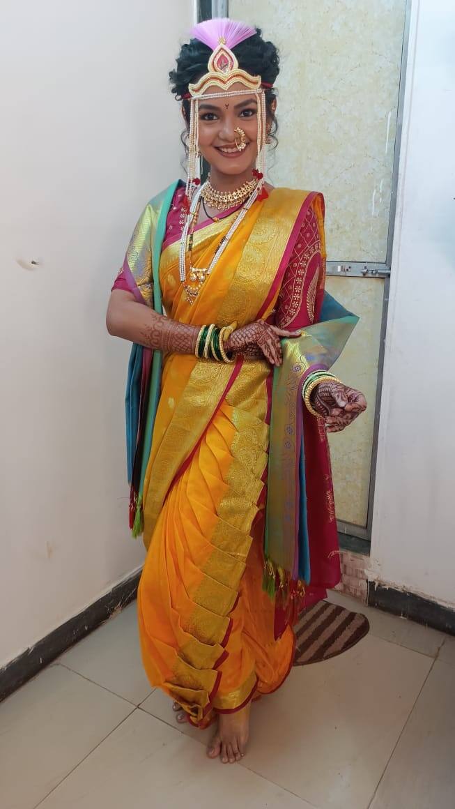 नवरीची बहीण ओवी ही निशीच्या लग्नासाठी पारंपरिकरीतीने तयार झाली आहे, जांभळ्या आणि लाल  रंगाची  साडी, मोत्याची नथ आणि दागिने त्यावर नाजूकशी एक टिकली लावून ओवीने लग्नकार्यमध्ये नवरीच्या बहिणीनंसाठी आणि मैत्रिणींसाठी खूप छान इन्स्पिरेशन असू शकत.  (Photo Credit : instagram/dakshata_joil)