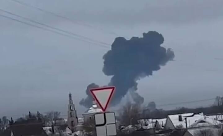 Russian Plane Crash: रूसी सैन्य परिवहन विमान बेलगोरोड के सीमावर्ती क्षेत्र में दुर्घटनाग्रस्त हो गया है. विमान में सवार सभी 74 लोगों की मौत हो गई है. यह जानकारी रूस के रक्षा मंत्रालय ने दी. मंत्रालय ने कहा कि इल्यूशिन आईएल-76 विमान उन  65 यूक्रेनी युद्धबंदियों को ले जा रहा था जिनकी अदला-बदली की जानी थी.