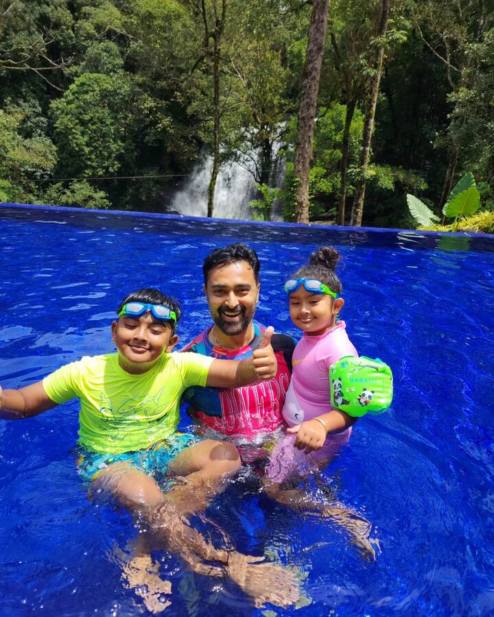 நீச்சல் குளத்தில் மகன் விஹான் மகள் ஆத்யந்தாவுடன் விளையாடும் பிரசன்னா