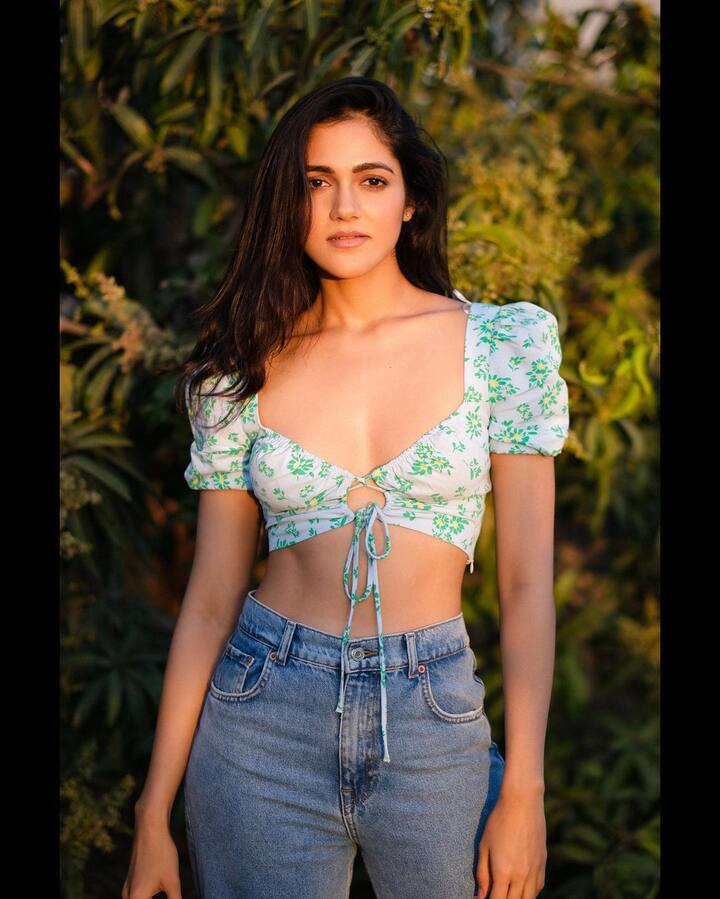 హమ్ తుమ్ సినిమాతో సిమ్రాన్ చౌదరీ టాలీవుడ్లోకి ఎంట్రీ ఇచ్చింది. ఈ నగరానికి ఏమైంది అనే సినిమాతో అందరి దృష్టిని తనవైపు తిప్పుకుంది ఈ తెలుగు బ్యూటీ.(Images Source: Instagram/simranchoudhary)