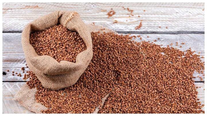 रागी से बनाई गई रोटी का सेवन करना सर्दियों के मौसम में बहुत ही फायदेमंद होता है. रागी में कई पोषक तत्व पाए जाते हैं जो सर्दी-जुकाम से लड़ने में मदद करते हैं.