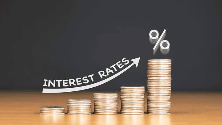 Interest Rate on FD: आने वाले दिनों में रेपो रेट में कटौती हो सकती है, जिससे एफडी पर ब्याज भी कम हो सकता है. अभी ये बैंक एफडी पर सबसे ज्यादा ब्याज ऑफर कर रहे हैं...