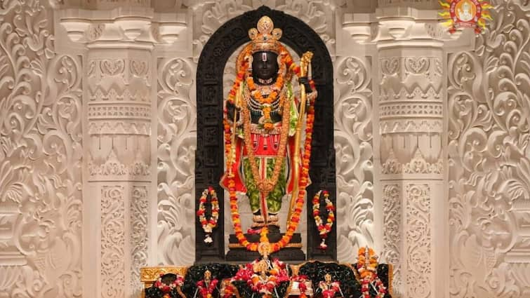 Ram Lalla murti darshan idol at the Shri Ram Janmaboomi Temple in Ayodhya in green clothes Ram Lala Darshan: रामलला आज हरे वस्त्रों में, सामने आई ये तस्वीर, 15 घंटे रामभक्त कर सकेंगे दर्शन