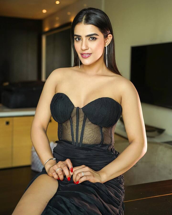 కావ్యా థాపర్ మోడ్రన్ అమ్మాయి. గ్లామర్, మోడ్రన్ డ్రస్ వేయడంలో ఆమె స్టైల్ వేరు. ఈ ఫోటోలు చూస్తుంటే అర్థం కావడం లేదూ! (Image Courtesy: kavyathapar20/instagram)