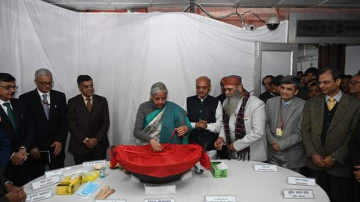 At the Halwa Ceremony, the Union Finance Minister was accompanied by TV. Somanathan, Finance Secretary & Secretary Expenditure; Ajay Seth, Secretary, Economic Affairs; Tuhin Kanta Pandey, Secretary, DIPAM; Sanjay Malhotra, Secretary, Revenue; Nitin Gupta, Chairman, Central Board for Direct taxes (CBDT); Sanjay Kumar Agarwal, Chairman, Central Board for Indirect Taxes and Customs (CBIC); and Ashish Vachhani, Additional Secretary (Budget). Photo: PIB
