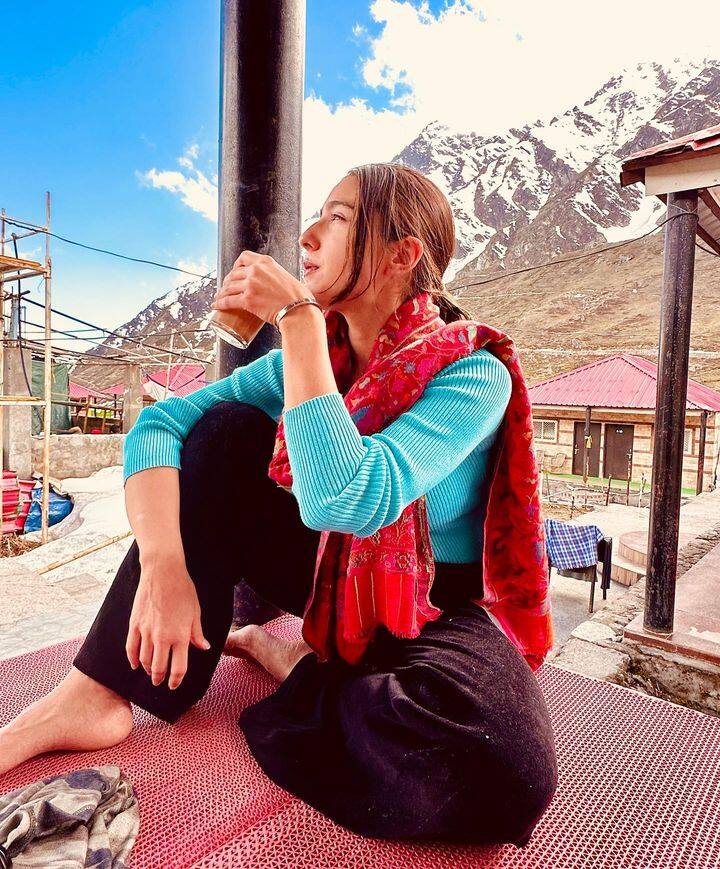 आपले सिनेमे आणि अभिनयाच्या माध्यमातून तिने प्रेक्षकांचं चांगलच मनोरंजन केलं आहे. व्यावसायिकसह वैयक्तिक आयुष्यातील सर्व अपडेट्स ती सोशल मीडियावर शेअर करत असते. (फोटो सौजन्य : saraalikhan95/इंस्टाग्राम)