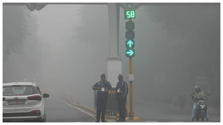 Delhi Weather Update: बुधवार को भी कड़ाके की ठंड रही और अधिकतम तापमान औसत से दो डिग्री नीचे 18.3 डिग्री सेल्सियस दर्ज किया गया. AQI रात 8 बजे 405 की रीडिंग के साथ 'गंभीर' श्रेणी में पहुंच गया.