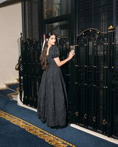 Sonam Kapoor Photos : ரொமாண்டிக் டின்னருக்கு சென்ற தனுஷின் ரீல் ஜோடி!