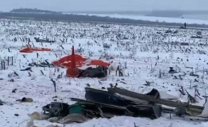 सोशल मीडिया पर सामने आए फुटेज में एक बड़े विमान को दुर्घटनाग्रस्त होते देखा गया. विमान हादसे के बाद विशाल आग के गोले में तब्दील हो गया और उसमें विस्फोट भी हुआ. अन्य तस्वीरों में विमान के मलबे को बर्फीले मैदान में बिखरा हुआ दिखाया गया है.