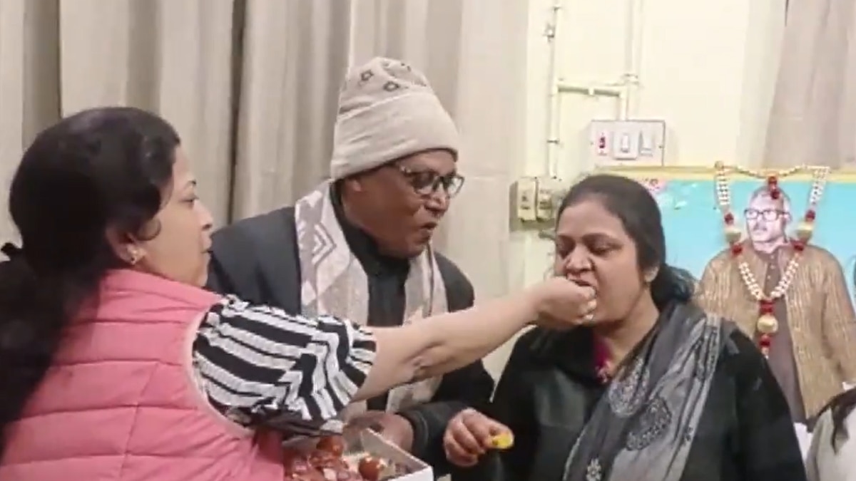 Karpoori Thakur's Family Exchanges Sweets, BJP Leaders Burst Crackers ...